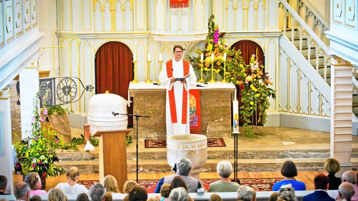 Vor gut 150 Besuchern dankte Pfarrer Matthias Cyrus während eines Festgottesdienstes allen an der Sanierung Beteiligten.