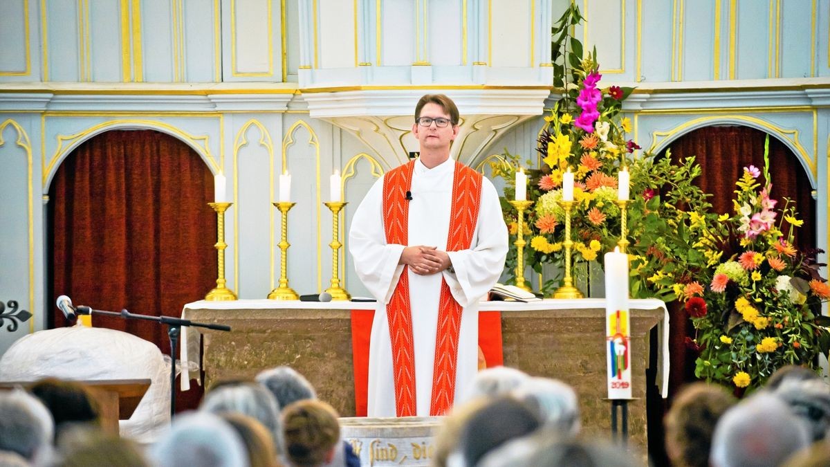 Vor gut 150 Besuchern dankte Pfarrer Matthias Cyrus während eines Festgottesdienstes allen an der Sanierung Beteiligten.