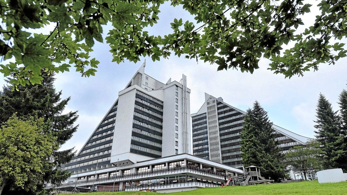 Die Architektur des Panorama-Hotels in Oberhof soll zwei Sprungschanzen darstellen. Sie hat sich in den Jahrzehnten nicht verändert.