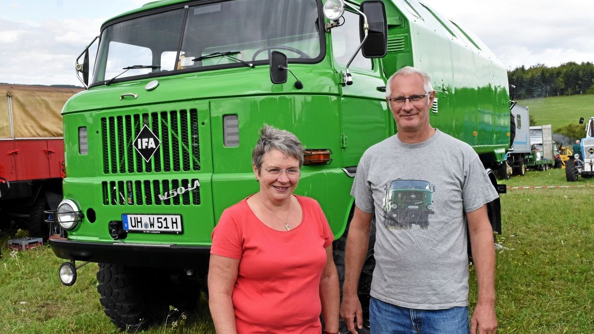 Regina und Mathias Löw aus Wendehausen fallen allerorts mit ihrem zu einem Campingfahrzeug umfunktionierten Militär-Lkw auf.