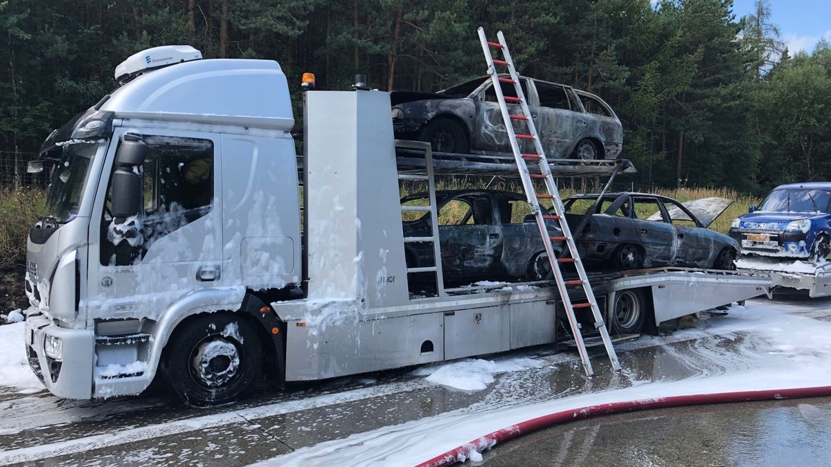 Ein mit drei Pkw beladener Lkw ist am Dienstagmittag auf der A9 zwischen den Schlussstellen Hermsdorf-Süd und Lederhose in Brand geraten. Die Fahrtrichtung München musste zwischenzeitlich voll gesperrt werden.