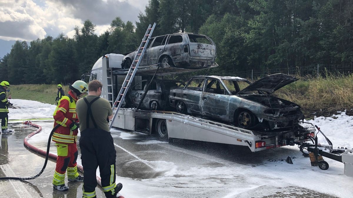 Ein mit drei Pkw beladener Lkw ist am Dienstagmittag auf der A9 zwischen den Schlussstellen Hermsdorf-Süd und Lederhose in Brand geraten. Die Fahrtrichtung München musste zwischenzeitlich voll gesperrt werden.