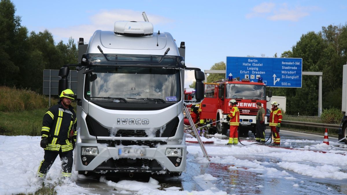 Ein mit drei Pkw beladener Lkw ist am Dienstagmittag auf der A9 zwischen den Schlussstellen Hermsdorf-Süd und Lederhose in Brand geraten. Die Fahrtrichtung München musste zwischenzeitlich voll gesperrt werden.