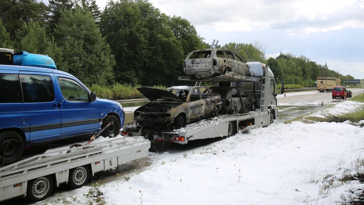 Ein mit drei Pkw beladener Lkw ist am Dienstagmittag auf der A9 zwischen den Schlussstellen Hermsdorf-Süd und Lederhose in Brand geraten. Die Fahrtrichtung München musste zwischenzeitlich voll gesperrt werden.