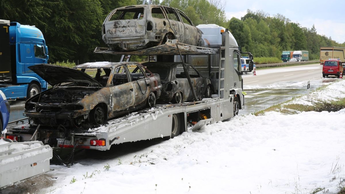 Ein mit drei Pkw beladener Lkw ist am Dienstagmittag auf der A9 zwischen den Schlussstellen Hermsdorf-Süd und Lederhose in Brand geraten. Die Fahrtrichtung München musste zwischenzeitlich voll gesperrt werden.