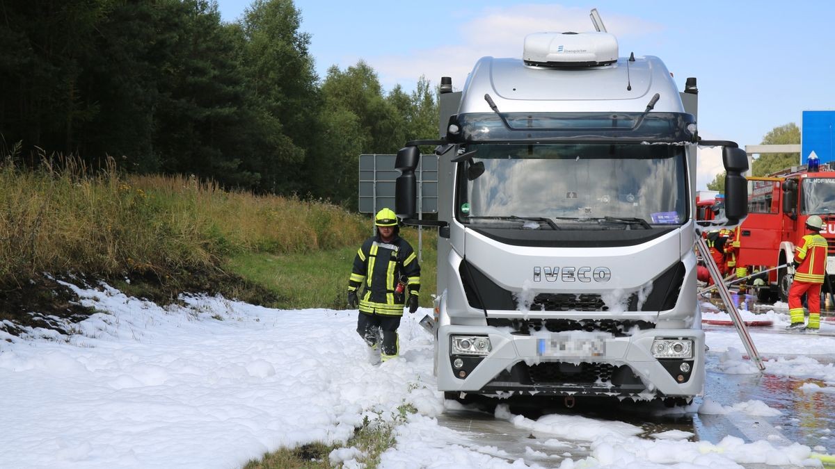 Ein mit drei Pkw beladener Lkw ist am Dienstagmittag auf der A9 zwischen den Schlussstellen Hermsdorf-Süd und Lederhose in Brand geraten. Die Fahrtrichtung München musste zwischenzeitlich voll gesperrt werden.