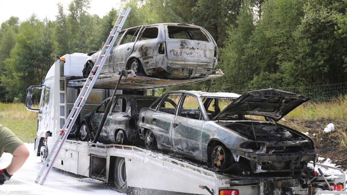 Ein mit drei Pkw beladener Lkw ist am Dienstagmittag auf der A9 zwischen den Schlussstellen Hermsdorf-Süd und Lederhose in Brand geraten. Die Fahrtrichtung München musste zwischenzeitlich voll gesperrt werden.