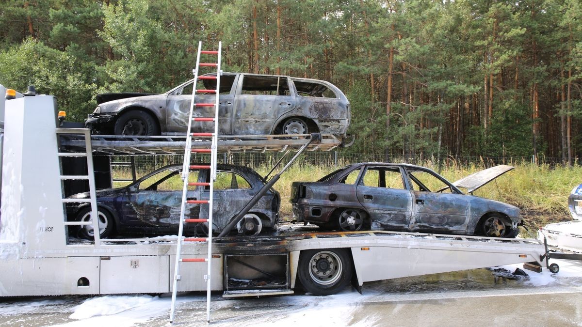 Ein mit drei Pkw beladener Lkw ist am Dienstagmittag auf der A9 zwischen den Schlussstellen Hermsdorf-Süd und Lederhose in Brand geraten. Die Fahrtrichtung München musste zwischenzeitlich voll gesperrt werden.