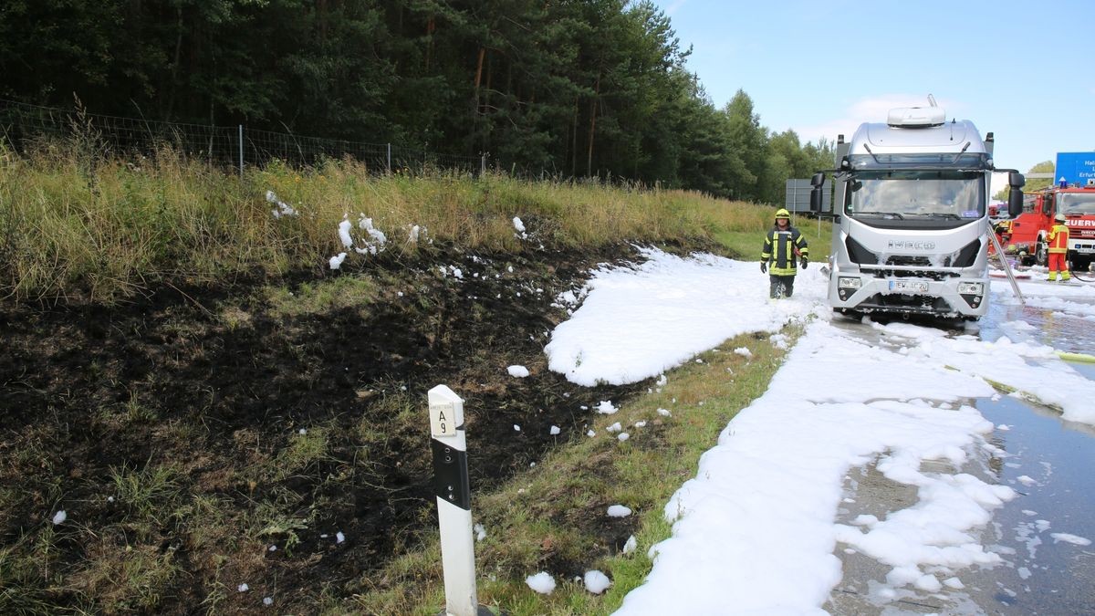 Ein mit drei Pkw beladener Lkw ist am Dienstagmittag auf der A9 zwischen den Schlussstellen Hermsdorf-Süd und Lederhose in Brand geraten. Die Fahrtrichtung München musste zwischenzeitlich voll gesperrt werden.