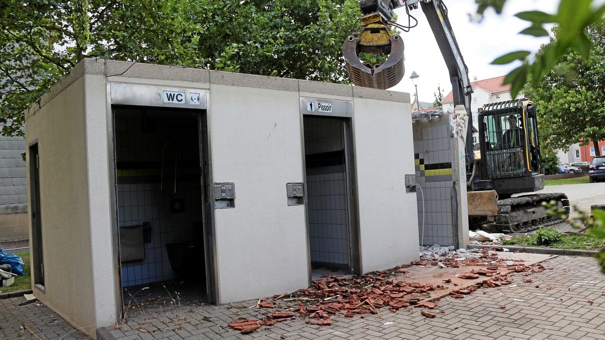 Mit dem Bagger wird seit Montag die Toilettenanlage am Busbahnhof in Sondershausen abgerissen. 