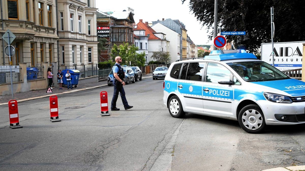 Bei einem schweren Unfall in der Gagarinstraße in Gera ist Mittwochnachmittag eine Person verletzt worden.