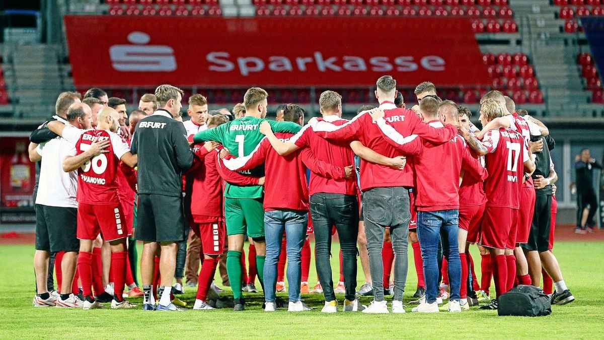 Mit 2:1 hat der FC Rot-Weiß Erfurt am Freitag in der Regionalliga gegen den Vfb Auerbach gewonnen.