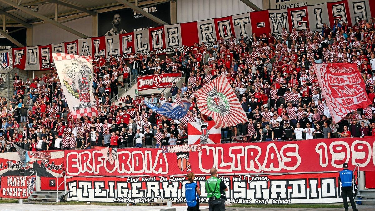 Mit 2:1 hat der FC Rot-Weiß Erfurt am Freitag in der Regionalliga gegen den Vfb Auerbach gewonnen.