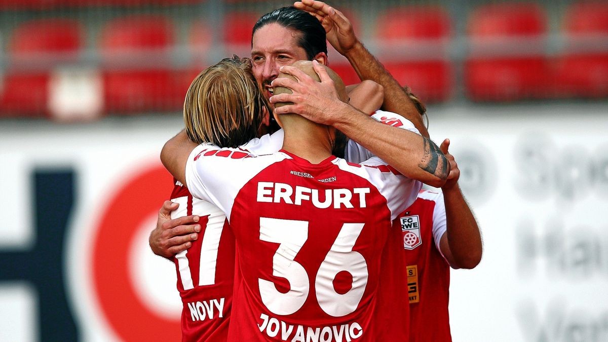 Mit 2:1 hat der FC Rot-Weiß Erfurt am Freitag in der Regionalliga gegen den Vfb Auerbach gewonnen.