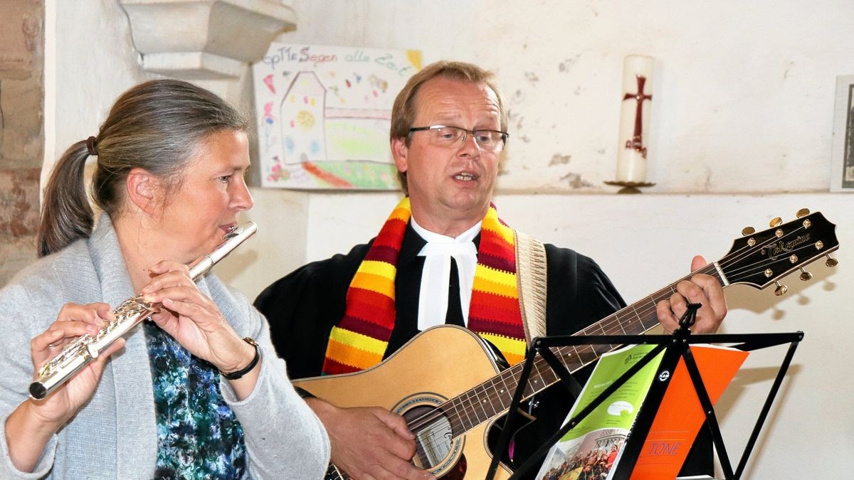 Pfarrer Friedemann Büttner gestaltete mit seiner Frau Gesine den Festgottesdienst zum Glockenjubiläum in Steinbrücken. 