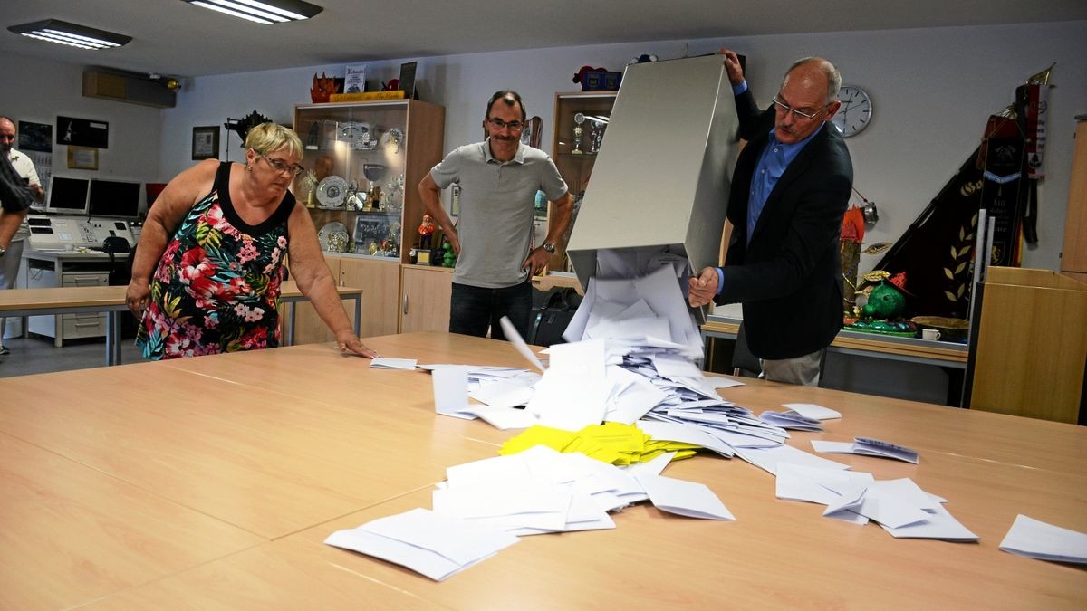 Kurz nach 18 Uhr begann im Feuerwehrgerätehaus in Plaue die Stimmauszählung. Bürgermeister Jörg Thamm (rechts) leerte die Wahlurne. Jens Köhler, Vertrauensmann des Bürgerbegehrens, und Karin Sauer hei der Auszählung.