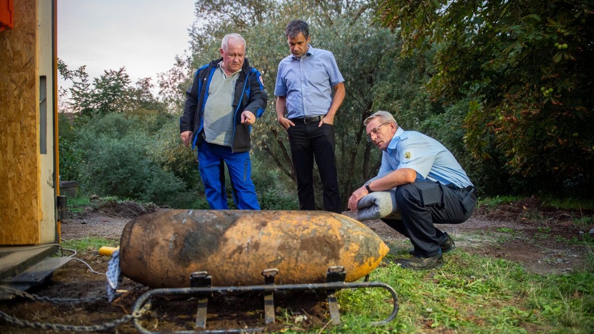 Sprengmeister Andreas West und Nordhausens Oberbürgermeister Kai Buchmann am Dienstagabend an dem entschärften Blindgänger aus dem Zweiten Weltkrieg, der am Vormittag bei Sanierungsarbeiten gefunden wurde.