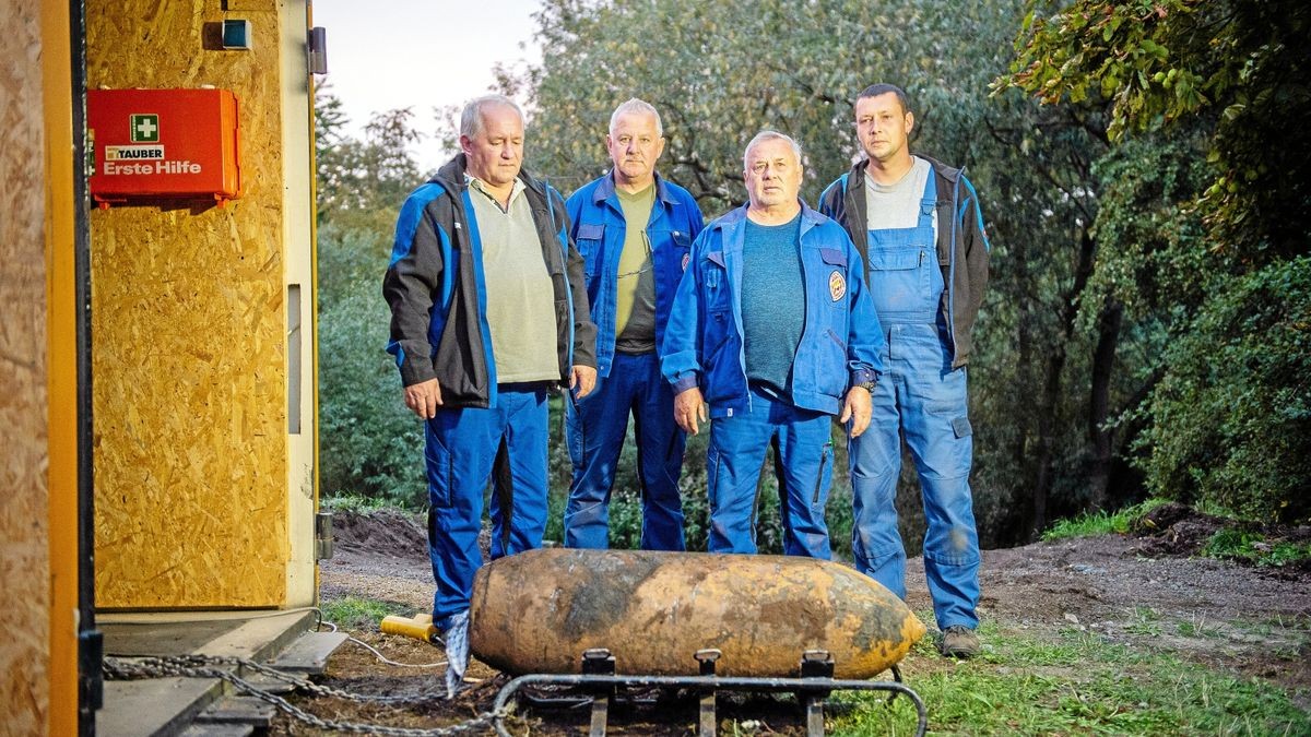 Sprengmeister Andreas West und und sein Team an dem entschärften Blindgänger aus dem Zweiten Weltkrieg,