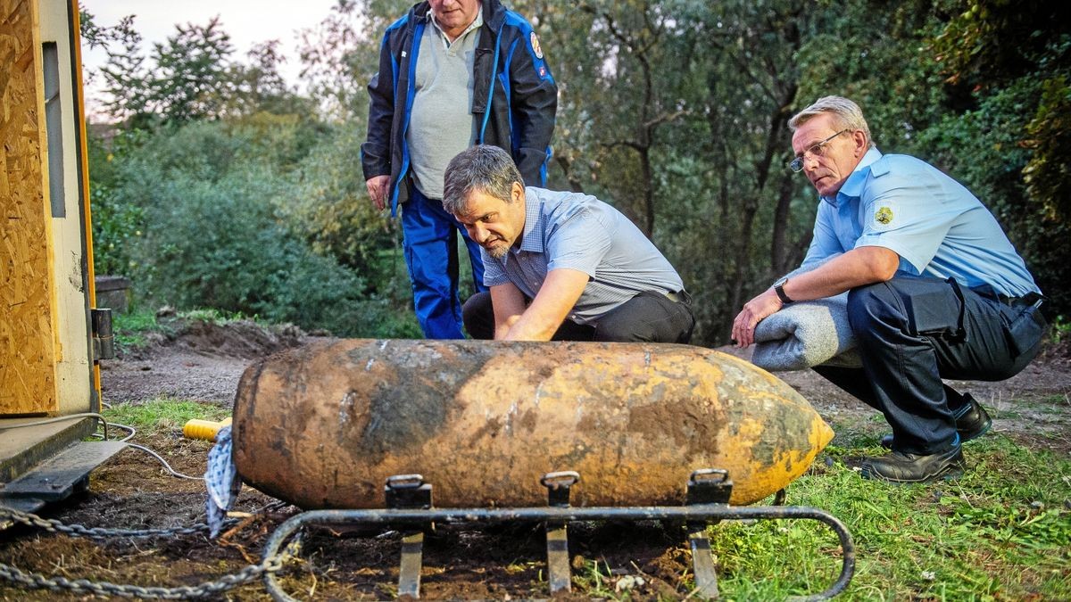 Sprengmeister Andreas West und Nordhausens Oberbürgermeister Kai Buchmann an dem entschärften Blindgänger aus dem Zweiten Weltkrieg.