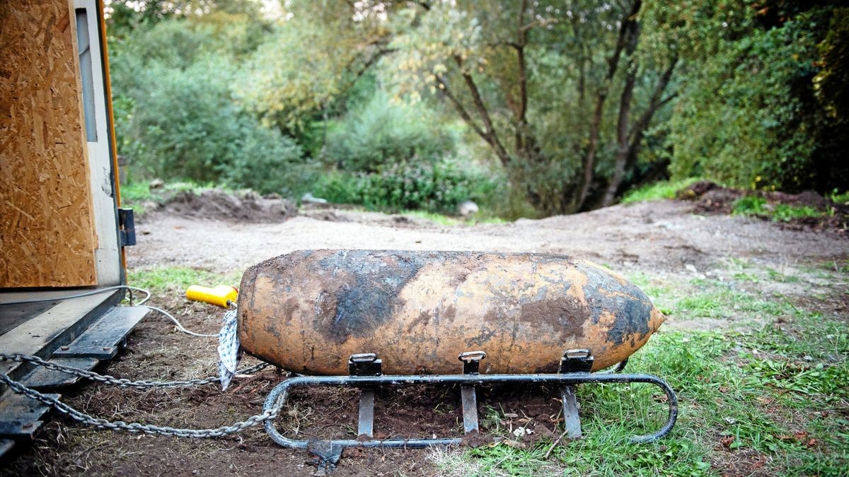 Ab 20 Uhr wurde die 227 Kilogramm schwere Fliegerbombe durch die Spezialisten der Tauber Delaborierung entschärft. Gegen 20.15 Uhr endete die Entschärfung erfolgreich.