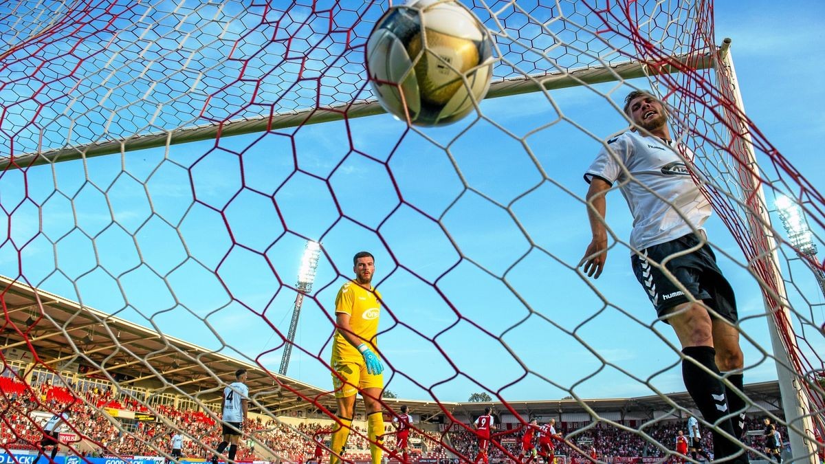 Der FC Rot-Weiß Erfurt hat am Mittwochabend sein Heimspiel in der Regionalliga gegen den ZFC Meuselwitz mit 1:2 verloren.