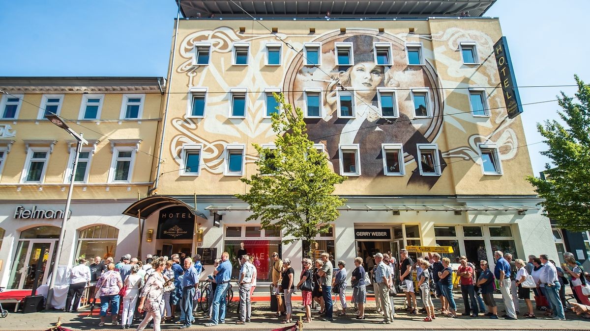 Großer Andrang herrscht am Donnerstagnachmittag vorm neuen „Fürstenhof“ in der Nordhäuser Bahnhofstraße. Jeder darf sich bei Führungen am Eröffnungstag umschauen.