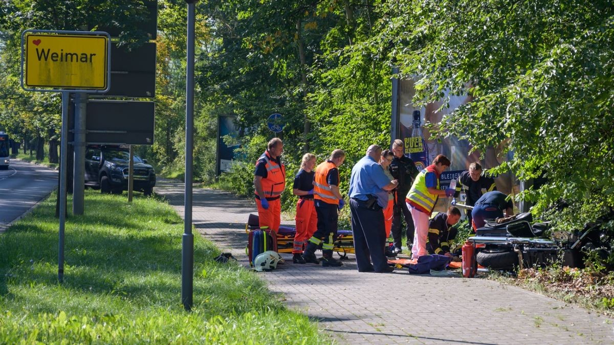 Rettungskräfte bemühen sich um den Verletzten. Schauspieler Dominique Horwitz ist bei einer Motorradfahrt in Weimar mit einem Transporter zusammengestoßen und schwer verletzt worden. 