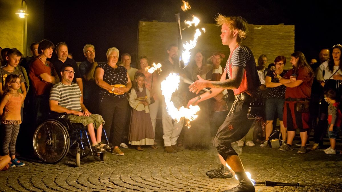 24/08/2019 - Bad Langensalza: Mittelalterstadtfest 2019. Einzug der Gaukler, Musikanten, Ritter, Stelzenläufer und aller Akteure durch die Innenstadt bis hin zum Rathaus. Hier wird der Bürgermeister Matthias Reinz abgeholt und gemeinsam mit Herold Radolf zu Duringen wird das Fest im Anschluss auf dem Töpfermarkt eröffnet. (TA-