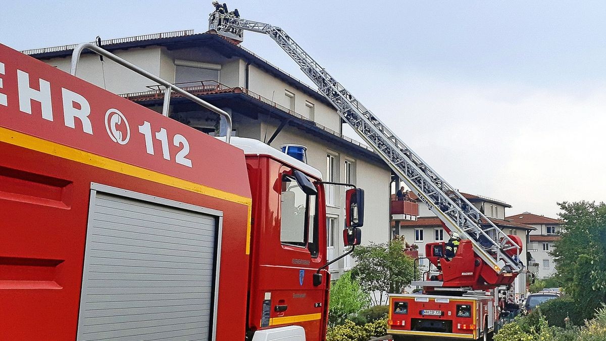 Die Feuerwehr kontrolliert das Dach nach dem Blitzeinschlag in Eisenach.