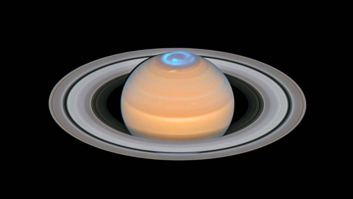 Im August des vergangenen Jahres wurden auf dem Ringplaneten Saturn an dessen Nordpol Polarlichter entdeckt. Nun wurden 20 neue Monde des Gasriesen von Astronomen gesichtet.