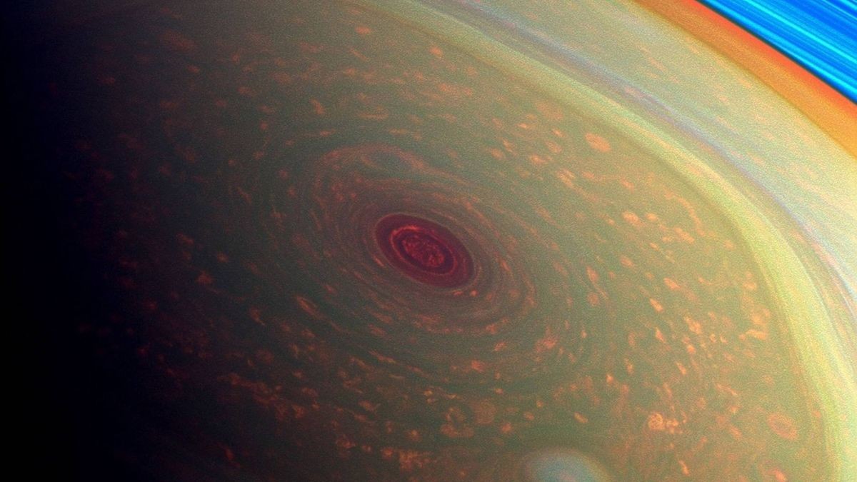 An Saturns Nordpol wirbelt ein gigantisches Sturmsystem. Das besondere an diesem ist seine sechseckige Form.