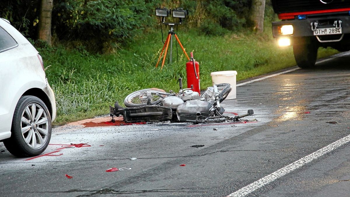 Der 17-jährige Fahrer des Mopeds wurde dabei schwer verletzt. Sein Fahrzeug sei in Flammen aufgegangen, sagte eine Polizeisprecherin.