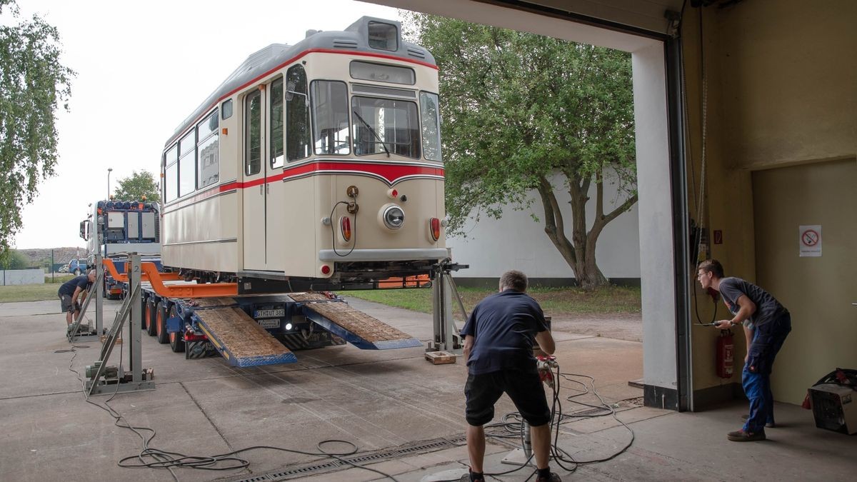 Der rund 10 Tonnen schwere Triebwagen für die Traditionsfahrten der Thüringer Wald- und Straßenbahn wird verladen.