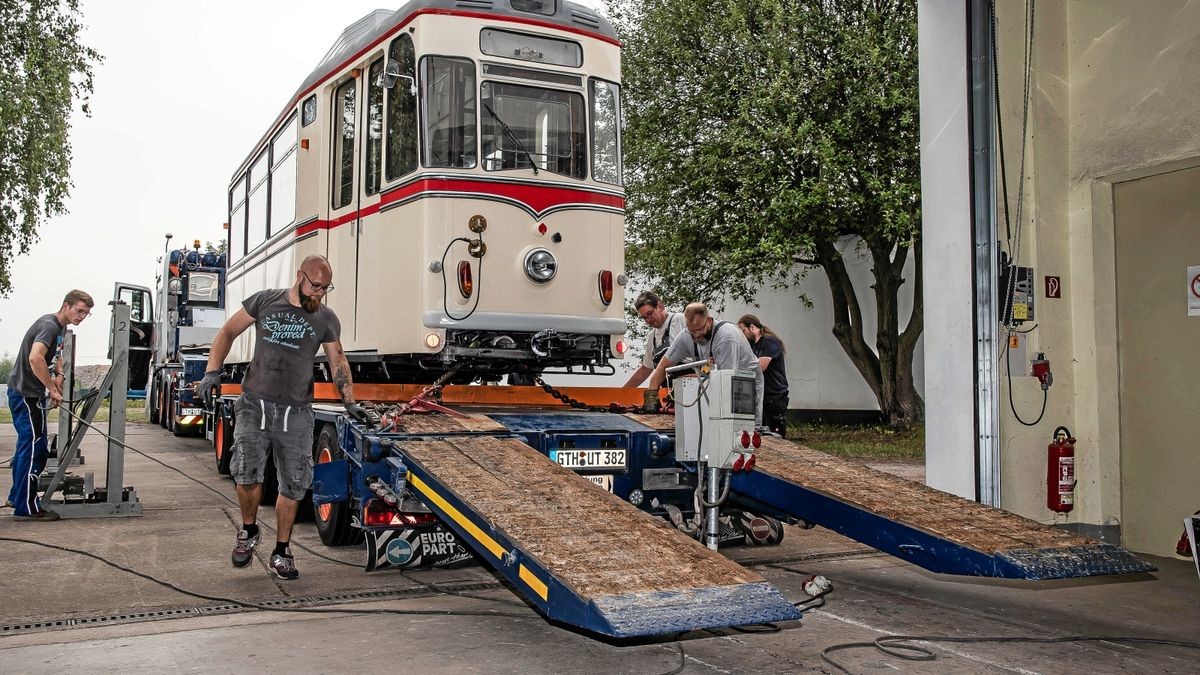 Der rund 10 Tonnen schwere Triebwagen für die Traditionsfahrten der Thüringer Wald- und Straßenbahn wird verladen.