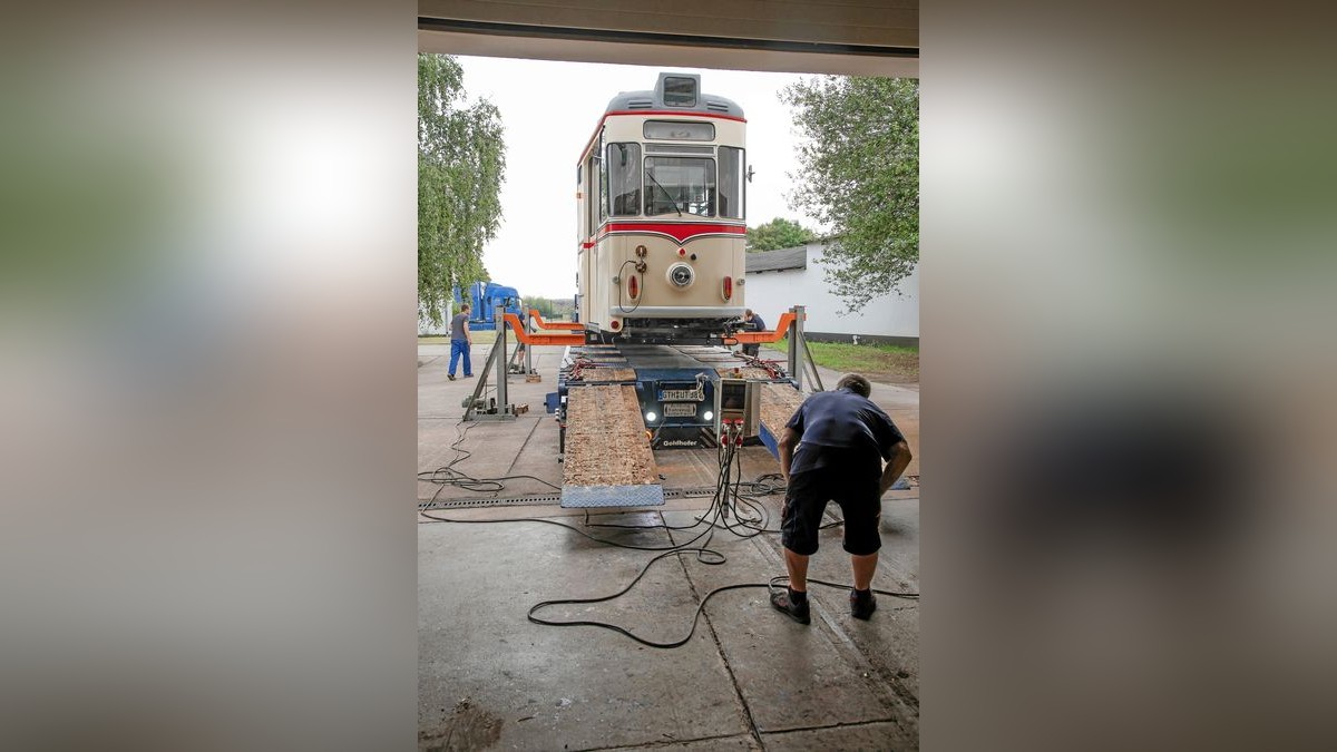 Der rund 10 Tonnen schwere Triebwagen für die Traditionsfahrten der Thüringer Wald- und Straßenbahn wird verladen.