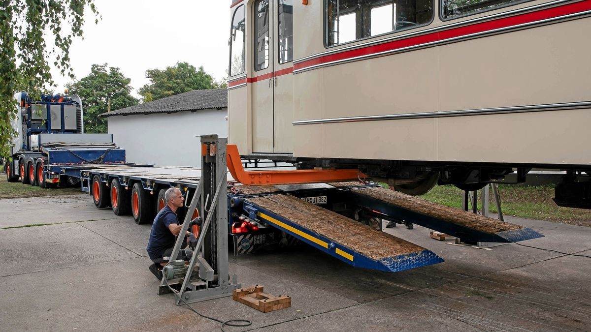 Der rund 10 Tonnen schwere Triebwagen für die Traditionsfahrten der Thüringer Wald- und Straßenbahn wird verladen.