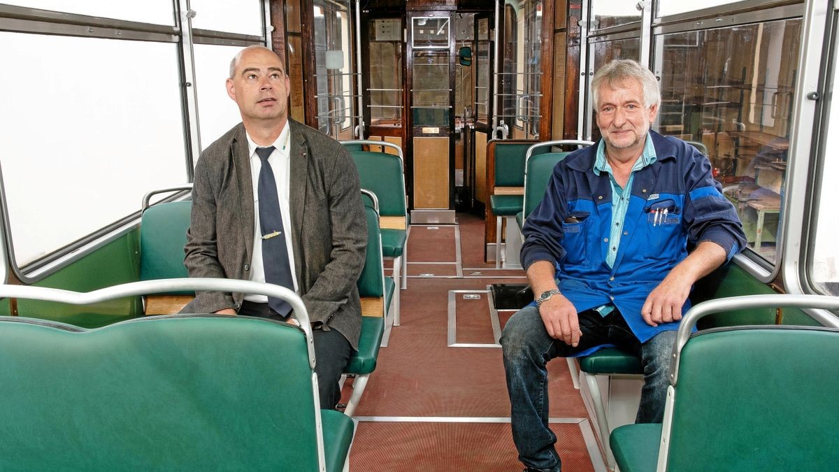 Karl-Heinz Koch, Geschäftsführer der Thüringerwaldbahn und Straßenbahn Gotha GmbH (links) und Meister Joachim Liening nehmen probehalber Platz im originalgetreu restaurierten Triebwagen aus dem Jahr 1963.