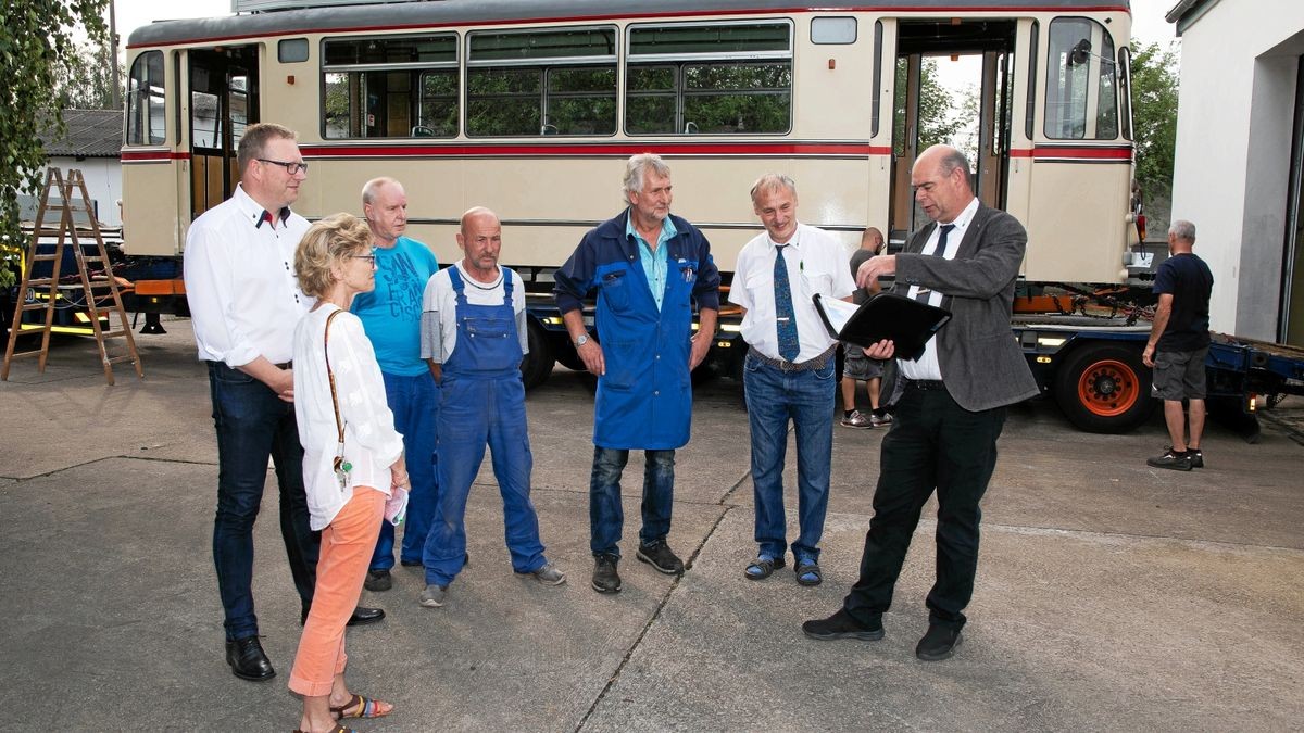 Als Dank für die Restaurierung erhalten die Mitarbeiter des VHS-Bildungswerkes, die an der Restaurierung beteiligt waren, den Gutschein für eine Traditionsfahrt mit dem Triebwagen 47. Im Bild Volker Alsdorf, Chef der VHS-Bildungswerk in Thüringen GmbH, Martina Krug, Leiterin am Standort Gotha, Peter Voigt und Siegfried Hornaff, die an der Restaurierung mitgewirkt haben, Meister Joachim Liening sowie Michael Eckhardt vom Verein der Gothaer Straßenbahnfreunde und Karl-Heinz Koch, Geschäftsführer der Thüringerwaldbahn und Straßenbahn Gotha GmbH (von links).