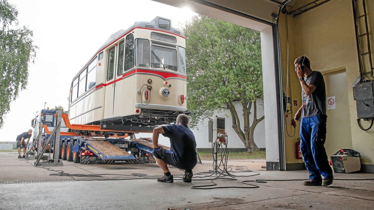 Der rund 10 Tonnen schwere Triebwagen für die Traditionsfahrten der Thüringer Wald- und Straßenbahn wird verladen.