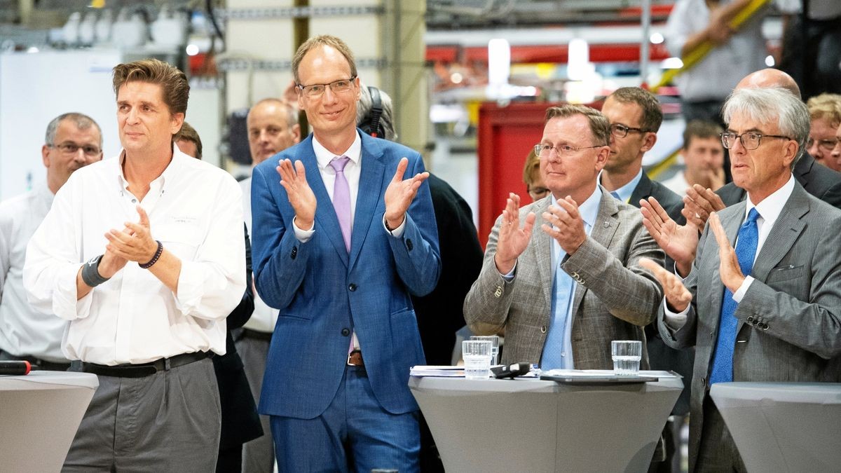 Von links:. Fernando Andreu (Werksleiter Opel Eisenach), Opel-Chef Michael Lohscheller, Ministerpräsident Bodo Ramelow (Linke) und Yann Vincent (Produktionschef PSA).