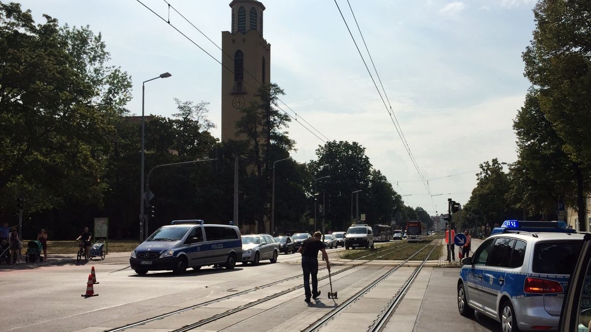 Polizisten untersuchen eine Unfallstelle. Eine 78-Jährige wurde in Erfurt von einer Straßenbahn erfasst und lebensgefährlich verletzt.