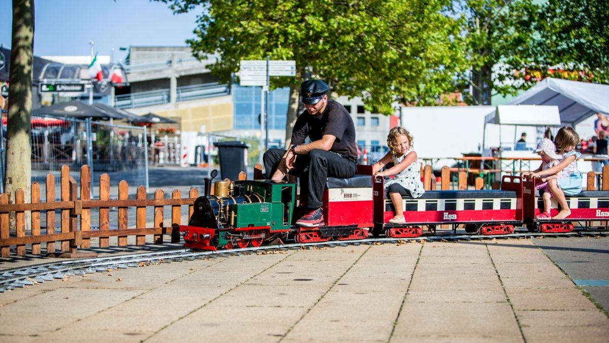 Die Kinderdampfeisenbahn ist besonders beliebt. Auch Emma Trost (4 Jahre), Ida (1,5) und Merle Beringer (7) drehen einige Runden.  