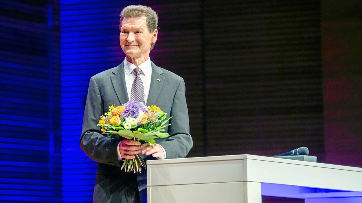 Beim gemeinsamen Jahresempfang der Industrie- und Handelskammer und der Handwerkskammer Erfurt gab es Blumen für Gerald Grusser zum Abschied.