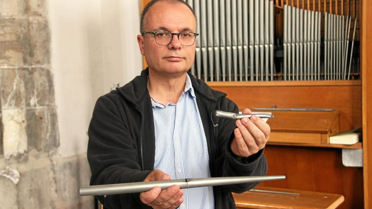 Ellrichs Pfarrer Jochen Lenz präsentiert zwei der aus der Orgel herausgebrochenen Pfeifen in der Sankt-Johanniskirche.