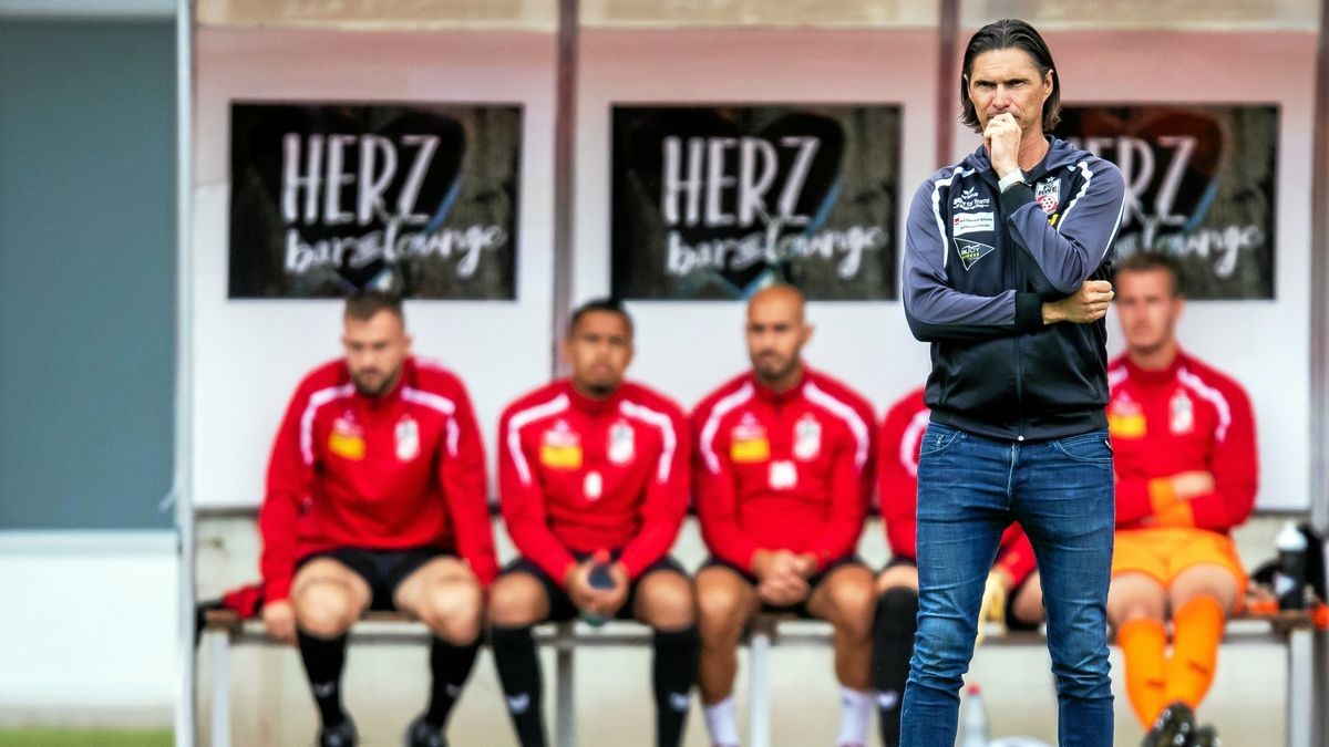 Trainer Thomas Brdaric bleibt dem FC Rot-Weiß Erfurt treu.