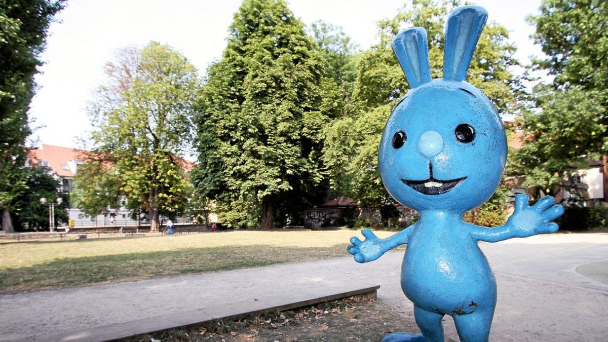 Das Kikaninchen begrüßt die Kinder am Spielplatz hinter der Krämerbrücke.