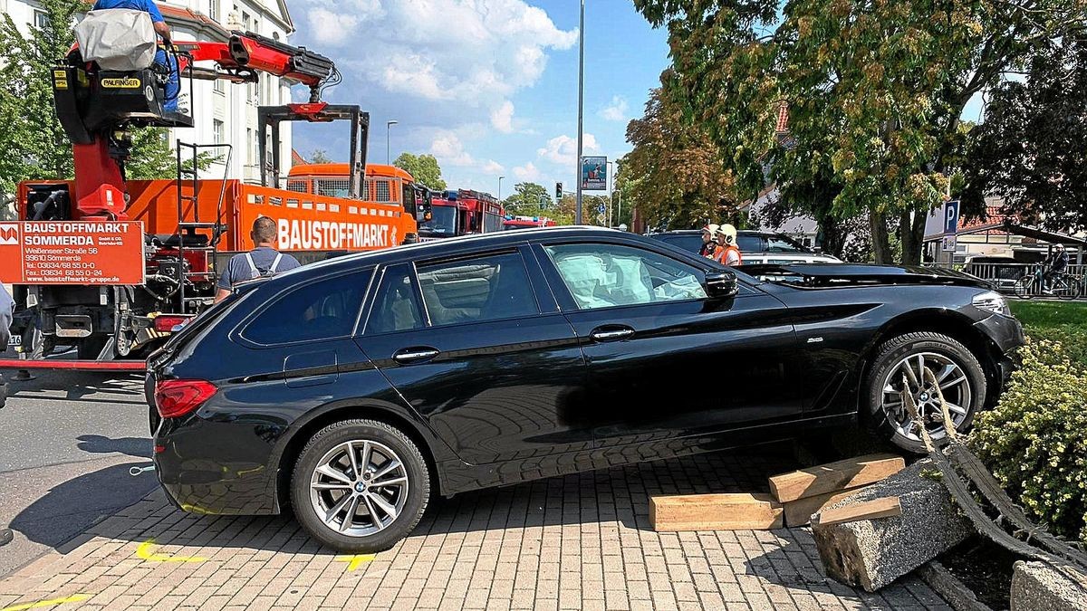 Das Unfallfahrzeug wurde mit Hilfe des Kranes des Baustoffmarkt-Lkw aus der Rabatte vor der Schwimmhalle gehoben.