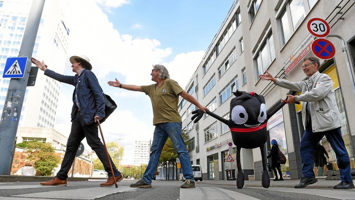 Moritz Borchardt, Falko Stolp, Maskottchen Edgar und Robert Bednarsky ahmen die Beatles nach – fast.