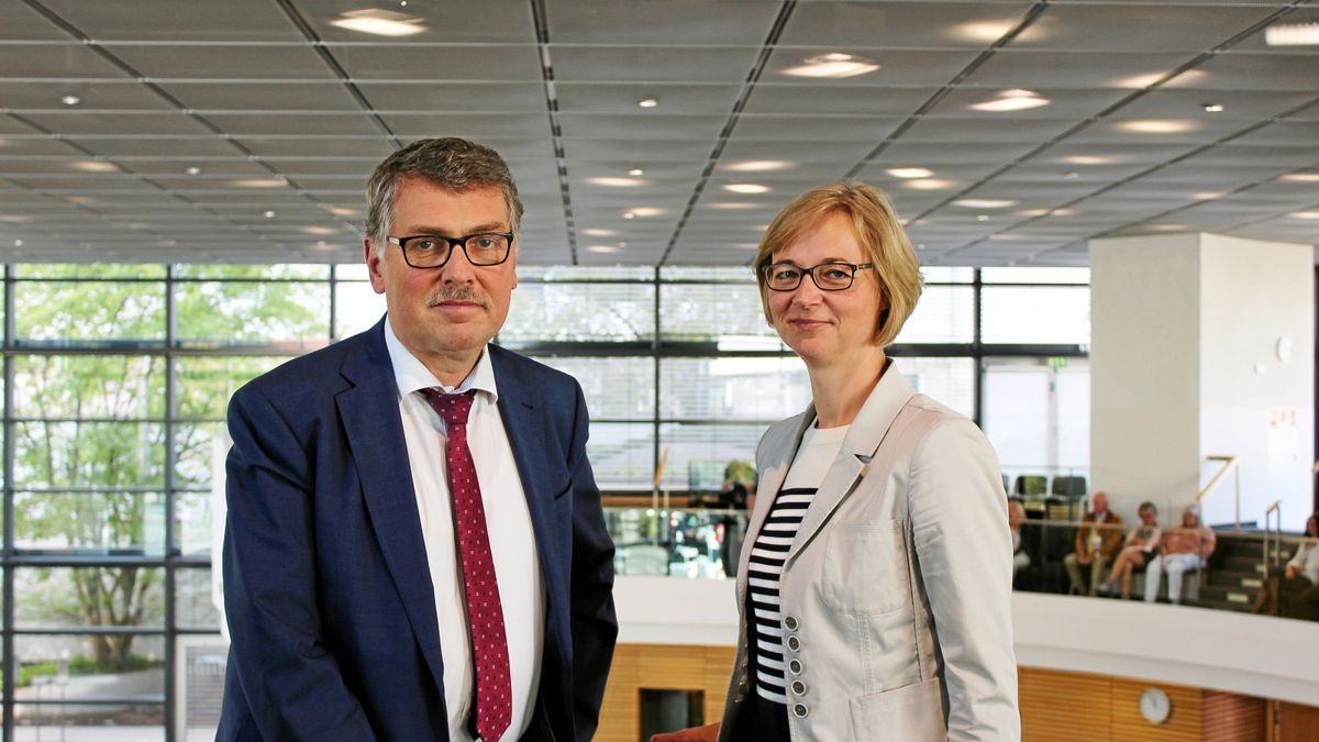 Landrat Reinhard Krebs und Oberbürgermeisterin Katja Wolf verfolgen die Debatte zum Gesetz auf der Zuschauertribüne im Landtag.