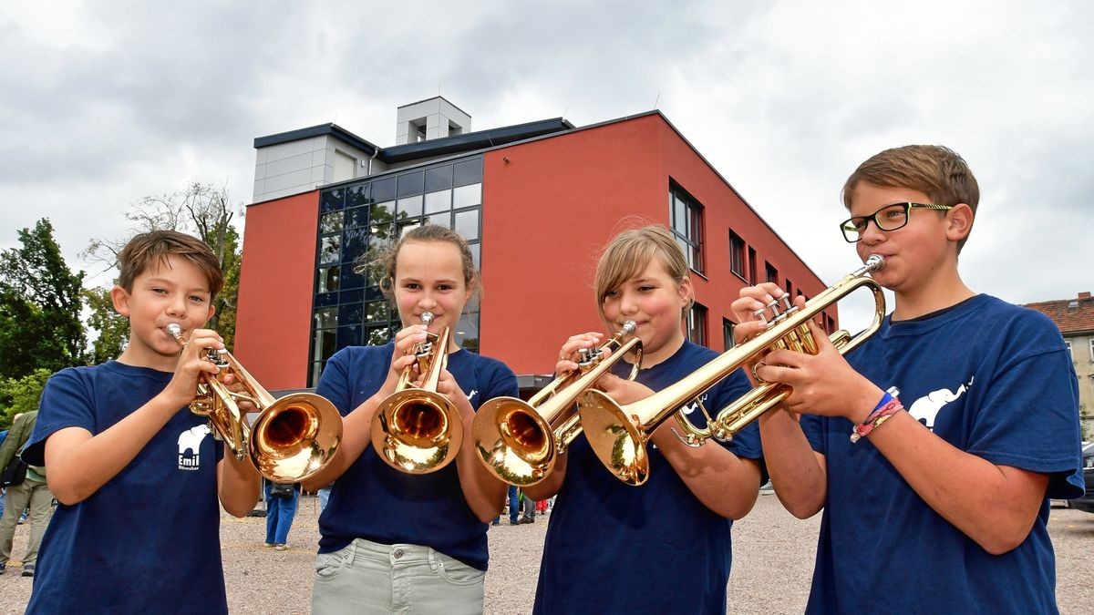 Bei der Eröffnung des neuen Ärztehauses des Marienstifts sorgte der Schulposaunenchor der Emil-Petri-Schule – hier Hermann, Lina, Sophie und Pascal